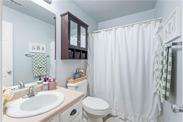 1031 Charles St, Pea Ridge, AR 72751 - full bath featuring toilet, vanity, and curtained shower