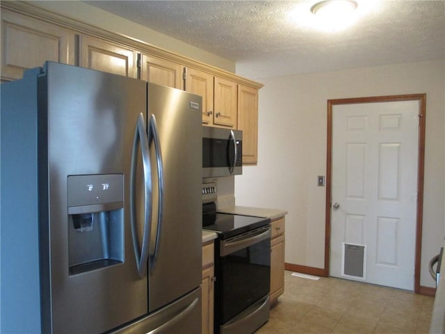 9 Rancho Vista Ln, Holiday Island, AR 72631 - kitchen with stainless steel appliances, light brown cabinetry, light countertops, and a textured ceiling