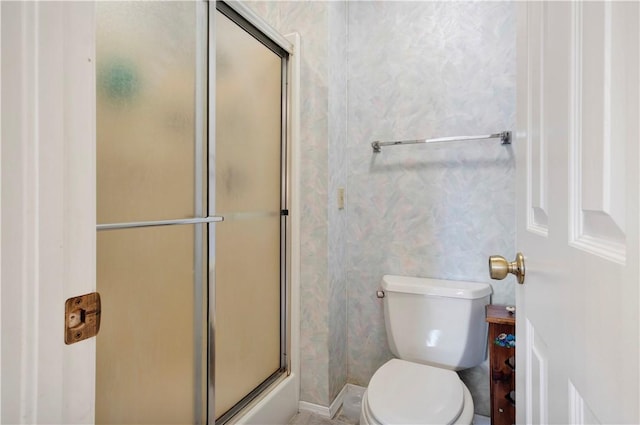 4 Branchwood Ln, Bella Vista, AR 72715 - full bathroom featuring a shower with shower door and toilet