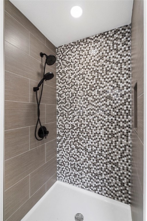 1089 Elway Dr, Springdale, AR 72764 - bathroom with a tile shower