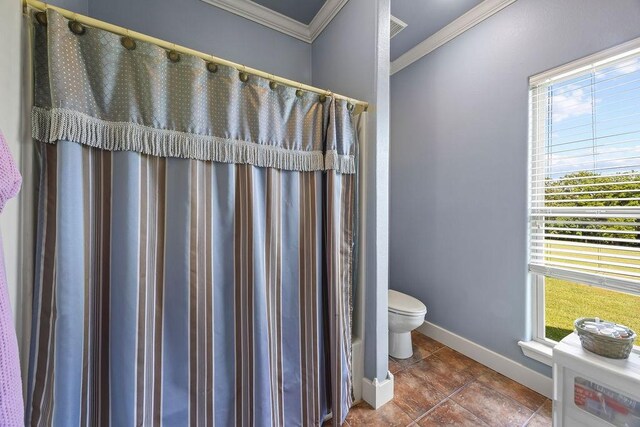 815 James Pl, West Fork, AR 72774 - bathroom featuring ornamental molding, toilet, baseboards, and curtained shower
