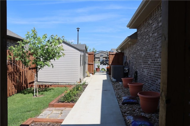 400 Fox Cir, Pea Ridge, AR 72751 - view of yard featuring a garden and a gate