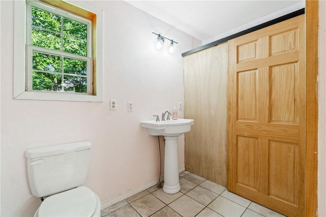 11648 Ventris Rd, Garfield, AR 72732 - full bathroom featuring toilet, tile patterned flooring, baseboards, a sink, and a shower with shower curtain