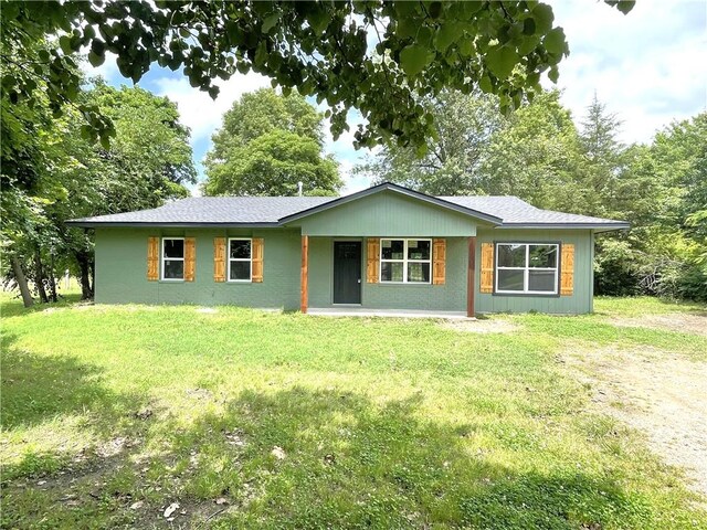 471925 807th Rd, Stilwell, OK 74960 - view of front of home featuring a front lawn and covered porch