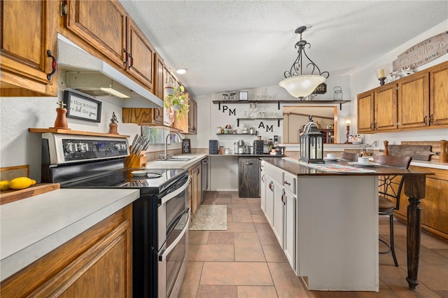 18246 Oakridge Rd, Springdale, AR 72764 - kitchen featuring stainless steel appliances, a sink, under cabinet range hood, open shelves, and a center island
