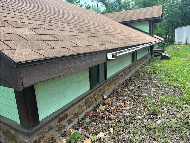 13888 White Oak Ln, Bentonville, AR 72712 - exterior view of a shingled roof
