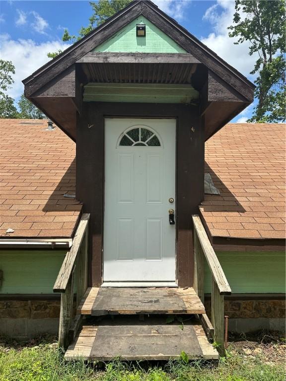 13888 White Oak Ln, Bentonville, AR 72712 - entrance to property featuring roof with shingles