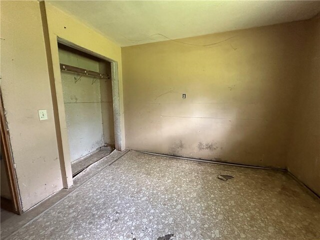 13888 White Oak Ln, Bentonville, AR 72712 - unfurnished bedroom featuring a closet