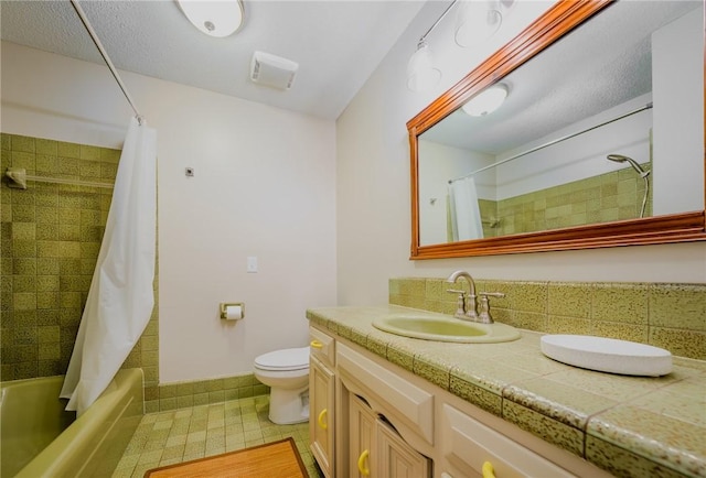 1608 Cartwright Cir, Springdale, AR 72762 - full bathroom featuring vanity, shower / bath combo, toilet, and baseboards