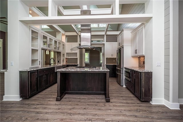 19643 Indigo Dr, Rogers, AR 72756 - kitchen with appliances with stainless steel finishes, a kitchen island, dark wood-style flooring, baseboards, and beam ceiling
