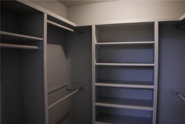 19105 Feather Hill Rd, Elkins, AR 72727 - view of walk in closet