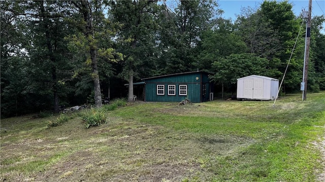 120 Walnut Rdg, Berryville, AR 72616 - view of grassy yard featuring a shed