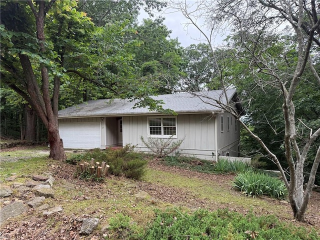 7 Bobwhite Ln, Holiday Island, AR 72631 - ranch-style house featuring an attached garage