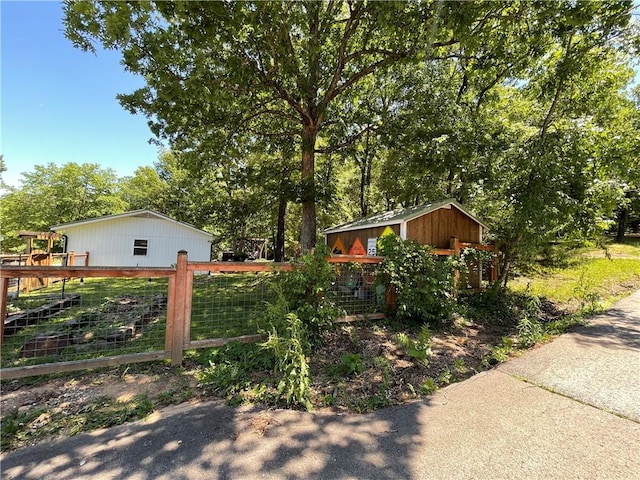 900 Dogwood St, Huntsville, AR 72740 - view of yard featuring an outbuilding