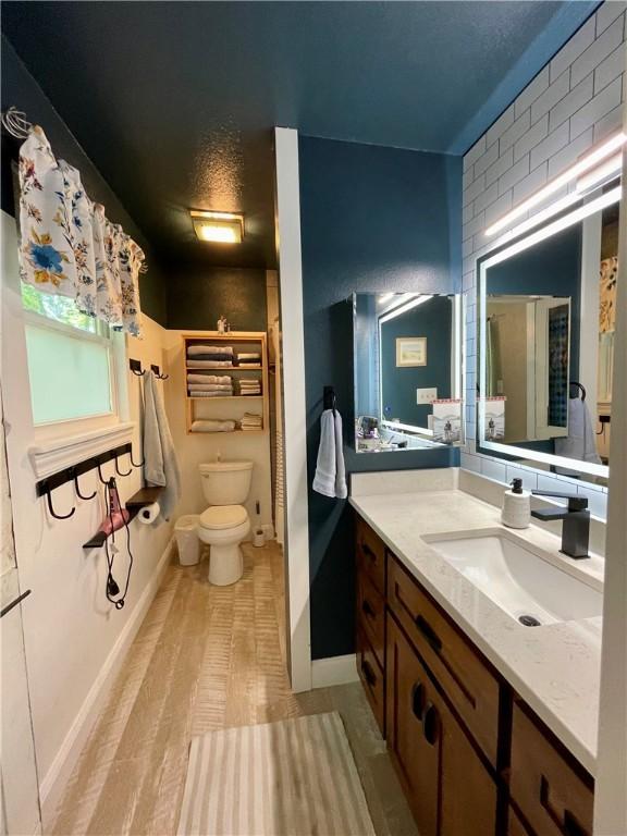 900 Dogwood St, Huntsville, AR 72740 - full bath with toilet and vanity