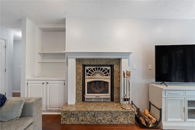 4 Hillcrest Dr, Holiday Island, AR 72631 - living area featuring dark wood finished floors and a textured ceiling