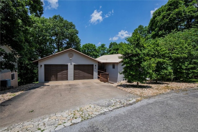 19 Bobwhite Ln, Holiday Island, AR 72631 - ranch-style house featuring a garage
