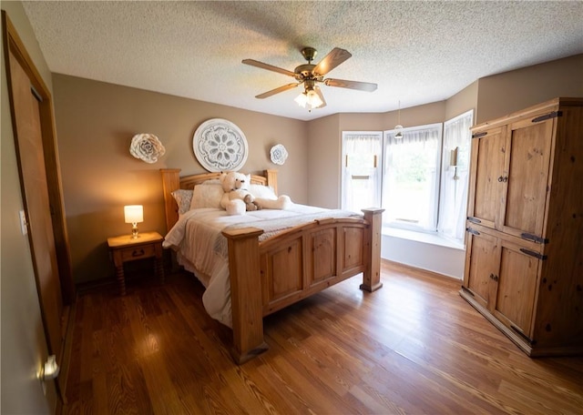 5 Coatbridge Ln, Bella Vista, AR 72715 - bedroom with dark wood-style floors, a textured ceiling, a ceiling fan, and access to outside