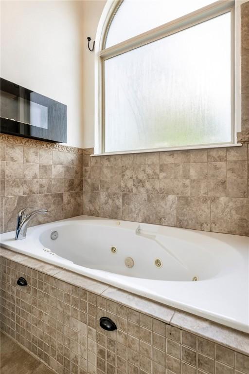 2301 SW Farringdon Ave, Bentonville, AR 72713 - full bath featuring a jetted tub