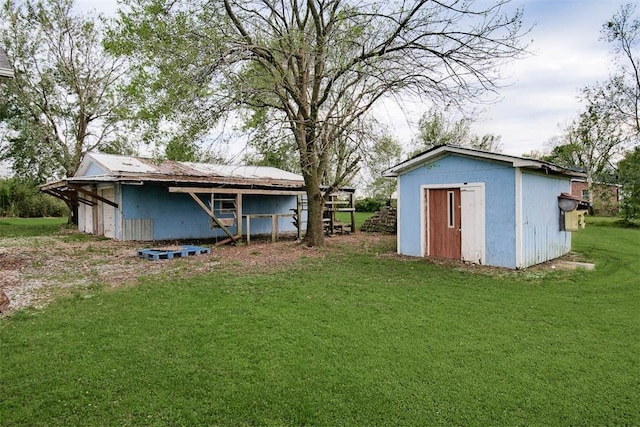 20724 E 578th Rd, Colcord, OK 74338 - view of green lawn featuring an outbuilding and a garage