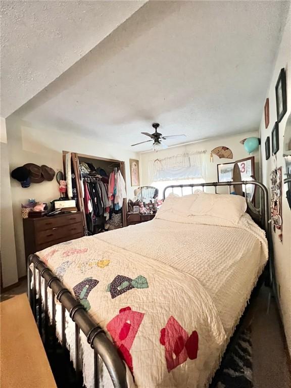 107 Jay Ln, Eureka Springs, AR 72632 - bedroom with ceiling fan, a closet, and a textured ceiling