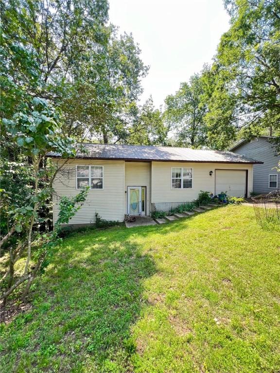 107 Jay Ln, Eureka Springs, AR 72632 - rear view of house featuring an attached garage and a yard