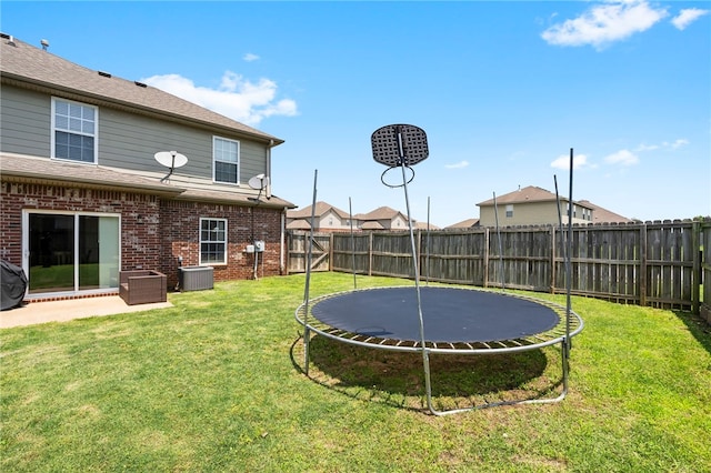 874 Oakwood Ln, Centerton, AR 72719 - fenced backyard with a trampoline