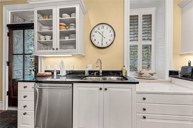 32 Armstrong St, Eureka Springs, AR 72632 - bar area with stainless steel dishwasher and healthy amount of natural light