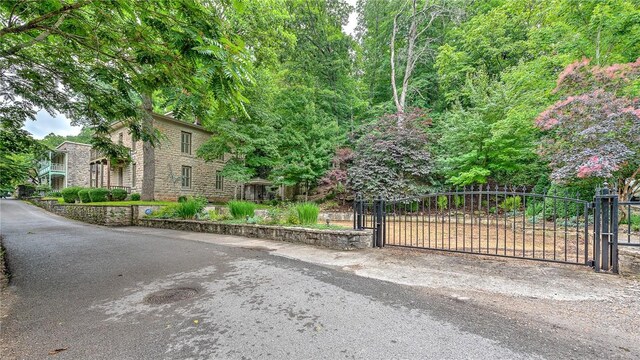 32 Armstrong St, Eureka Springs, AR 72632 - view of gate