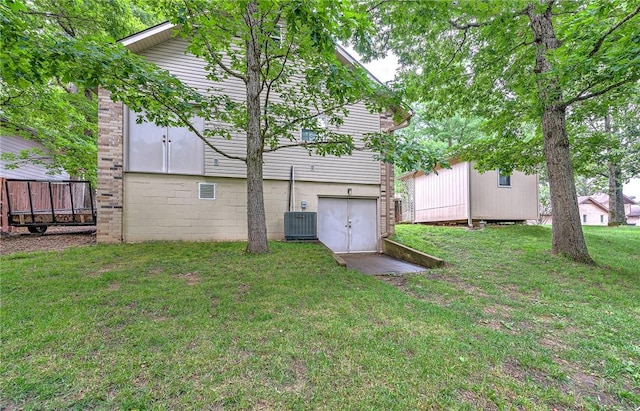 8553 Stoner Ln, Rogers, AR 72756 - rear view of property with a lawn