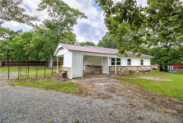 285 S 2nd St, Oaks, OK 74359 - single story home featuring gravel driveway, a metal roof, a carport, and brick siding