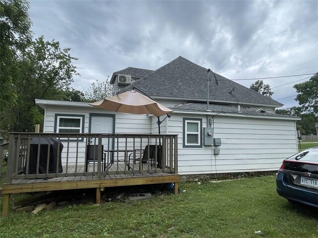 602 E Church Ave, Berryville, AR 72616 - back of house featuring roof with shingles, a deck, and a lawn