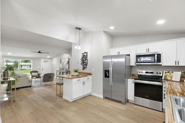 802 Hinshaw Dr, Springdale, AR 72762 - kitchen with stainless steel appliances, vaulted ceiling, open floor plan, light wood-type flooring, and a peninsula
