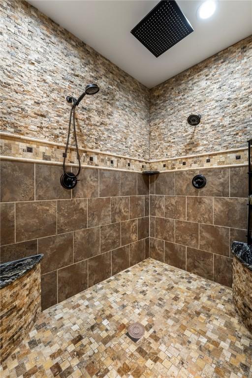 11267 Walters Rd, Bentonville, AR 72712 - full bath featuring a tile shower