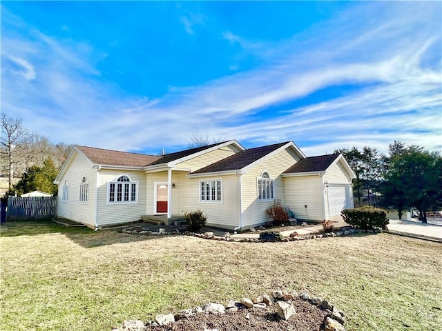 5 Horseshoe Dr, Holiday Island, AR 72631 - single story home with an attached garage