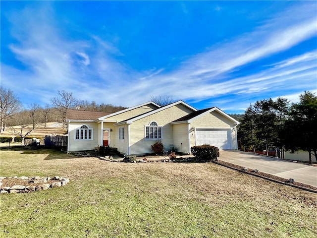 5 Horseshoe Dr, Holiday Island, AR 72631 - ranch-style house featuring an attached garage and concrete driveway