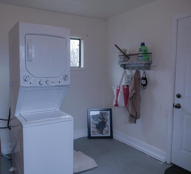1042 County Road 445, Berryville, AR 72616 - laundry area featuring stacked washer / dryer and baseboards
