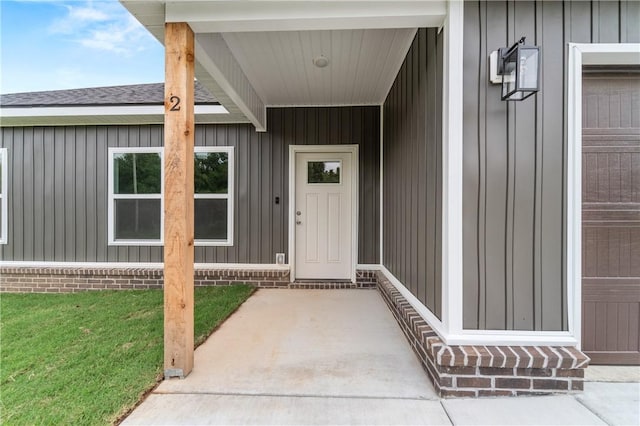 2 Wendike Ln, Bella Vista, AR 72715 - property entrance with a yard and board and batten siding