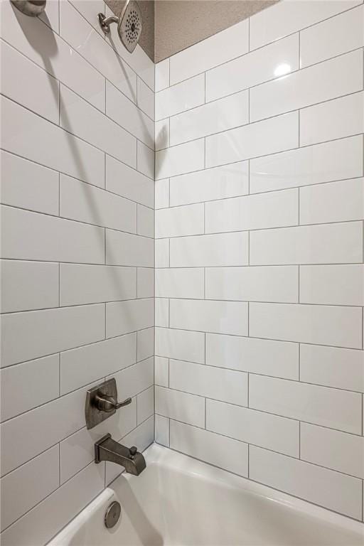 8 Mckenzie Way, Bella Vista, AR 72715 - full bathroom featuring shower / bath combination