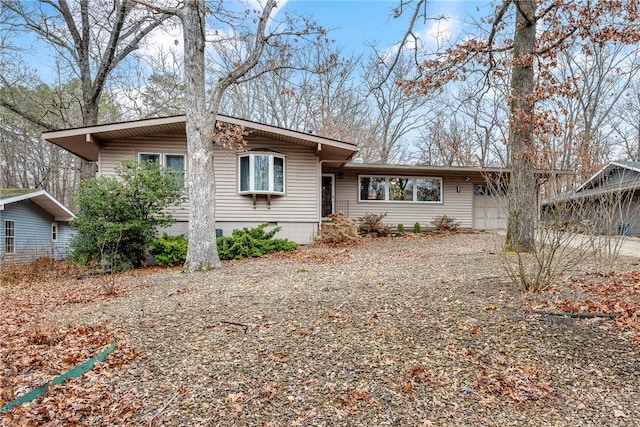 1 Syston Ln, Bella Vista, AR 72714 - view of front facade featuring driveway