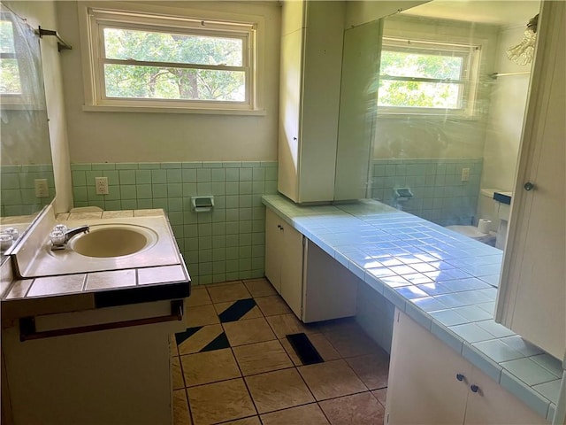 1445 Viewpoint Dr, Fayetteville, AR 72701 - full bath featuring tile patterned flooring, vanity, and tile walls