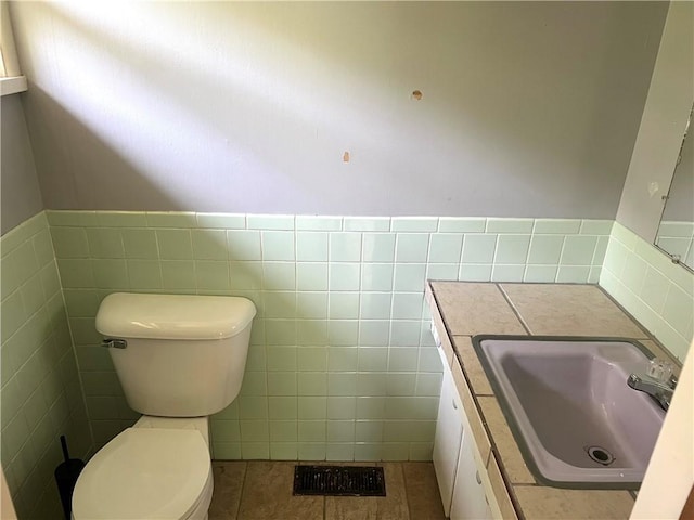 1445 Viewpoint Dr, Fayetteville, AR 72701 - bathroom with vanity and tile walls