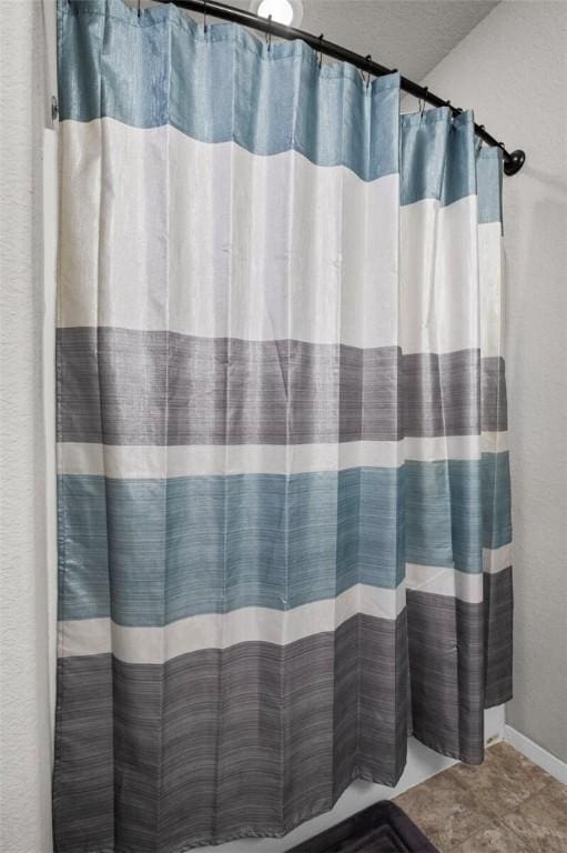 4424 Cornwall St, Springdale, AR 72762 - bathroom featuring curtained shower and a textured ceiling
