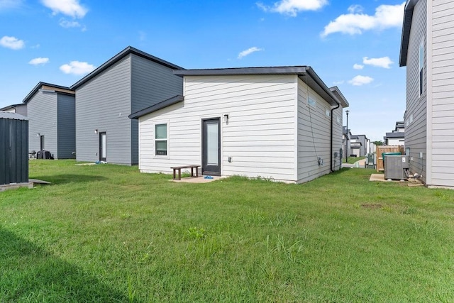 671 St Charles Pl, Bentonville, AR 72713 - rear view of property with a lawn