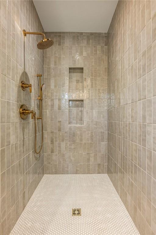 302 NW 5th St, Bentonville, AR 72712 - bathroom featuring tiled shower