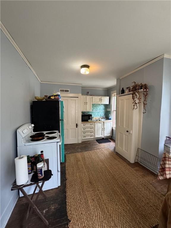 1 Ridgeway Ave, Eureka Springs, AR 72632 - corridor with crown molding