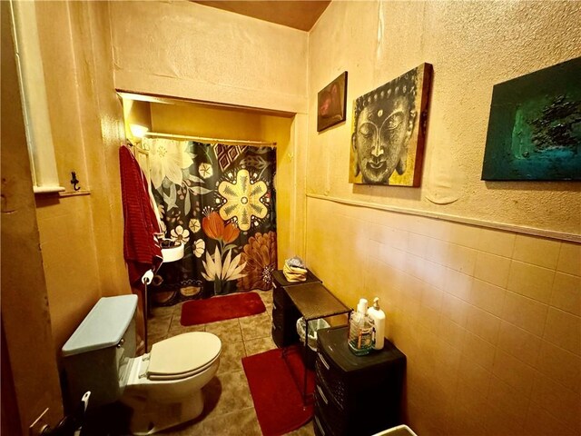 1 Ridgeway Ave, Eureka Springs, AR 72632 - full bath with tile patterned floors, a shower with curtain, and wainscoting