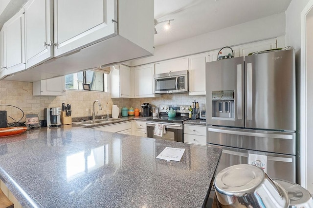 16841 Heritage Bay Rd Unit E-4, Rogers, AR 72756 - kitchen featuring stainless steel appliances, white cabinets, a peninsula, decorative backsplash, and a kitchen breakfast bar