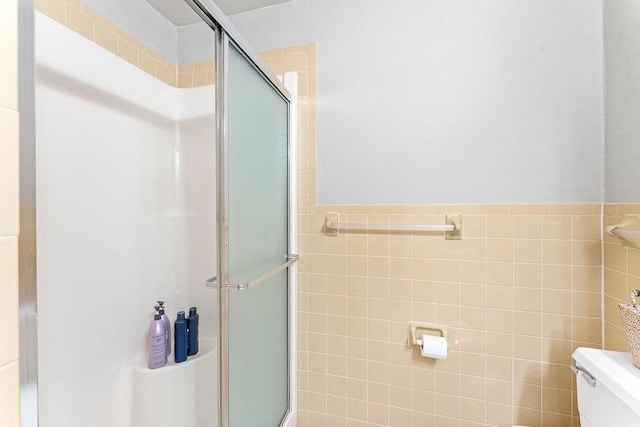 16841 Heritage Bay Rd Unit E-4, Rogers, AR 72756 - bathroom with a stall shower and tile walls