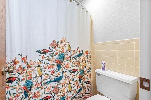 16841 Heritage Bay Rd Unit E-4, Rogers, AR 72756 - full bathroom featuring tile walls and a shower with curtain